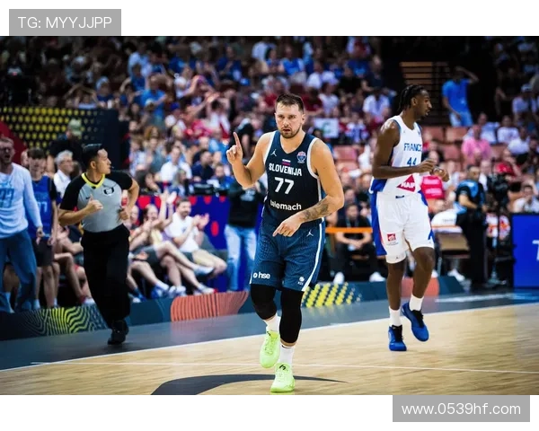 东契奇顶着严密防守三分再中45分平生涯纪录展现无敌进攻威力